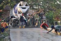 Semangat gotong royong tampak menjadi kekuatan utama di lokasi pembangunan. Prajurit TNI dan masyarakat bahu-membahu menyelesaikan pekerjaan dengan penuh semangat agar target penyelesaian dapat tercapai sesuai jadwal tanpa mengabaikan kualitas konstruksi.