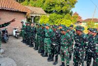 Matahari baru saja menyinari Desa Kesongo, Kecamatan Kedungadem, ketika puluhan prajurit TNI dari berbagai matra mulai berbaris rapi di lokasi TNI Manunggal Membangun Desa (TMMD) ke-129 Kodim 0813 Bojonegoro, Jumat (17/7/2026).