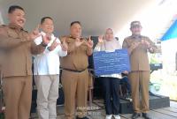 Bupati dan Wakil Bupati Bengkulu Selatan beserta Kepala Perwakilan Bank Indonesia Cabang Bengkulu Menyerahkan Satu Uinit Combine ke KKWT Anugrah