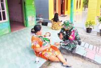  Salah satunya dilakukan Babinsa Desa Kesongo, Serka Lasmidi, yang menyambangi warga secara langsung dari rumah ke rumah di Desa Kesongo, Kecamatan Kedungadem, Kabupaten Bojonegoro, Rabu (5/8/2026).