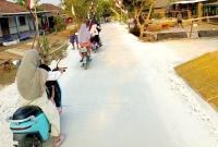 Satgas TMMD ke-129 Kodim 0813/Bojonegoro bersama masyarakat saat menyelesaikan sasaran pembangunan dalam program TMMD di Desa Kesongo, Kecamatan Kedungadem, Kabupaten Bojonegoro, Selasa (11/8/2026).