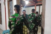 Selama menjalankan tugas di Desa Kesongo, Kecamatan Kedungadem, para personel Satgas TMMD memilih tinggal di rumah-rumah warga. Langkah ini bukan sekadar untuk mempermudah pelaksanaan pekerjaan, tetapi menjadi cara nyata mempererat hubungan antara TNI dan masyarakat.