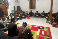 Suasana hangat penuh kekeluargaan mewarnai Pos 1 Satgas TNI Manunggal Membangun Desa (TMMD) ke-129 Kodim 0813/Bojonegoro di Desa Kesongo, Kecamatan Kedungadem, Rabu (5/8/2026) malam.