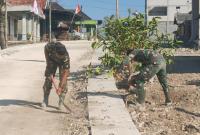 Satgas TMMD ke-129 Kodim 0813/Bojonegoro bersama warga bergotong royong mengerjakan pembangunan drainase sepanjang 330 meter di Dusun Krebet, Desa Kesongo, Kecamatan Kedungadem, Kabupaten Bojonegoro, Kamis (6/8/2026). Foto: Deni Ari Pandi/Sumber TMMD Bojonegoro.