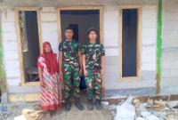 Di sebuah rumah sederhana milik Ibu Tini (52), sejumlah prajurit Satgas TNI Manunggal Membangun Desa (TMMD) ke-129 Kodim 0813 Bojonegoro tampak bekerja bersama masyarakat memperbaiki tempat tinggal yang sebelumnya membutuhkan banyak pembenahan.