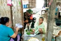 Suara alu kayu yang berbenturan secara ritmis dengan lumpang menembus keheningan dapur bersahaja bermandikan cahaya matahari pagi, Selasa (4/8/2026).