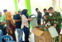 Personel Satgas TMMD ke-129 Kodim 0813/Bojonegoro membagikan tempat sampah kepada warga sebagai bagian dari edukasi menjaga kebersihan lingkungan di Desa Kesongo, Kecamatan Kedungadem, Kabupaten Bojonegoro, Kamis (6/8/2026). Foto: Deni Ari Pandi/Sumber TMMD Bojonegoro.