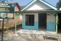 Personel Satgas TMMD ke-129 Kodim 0813/Bojonegoro bersama warga saat menyelesaikan tahap akhir rehabilitasi rumah tidak layak huni di Desa Kesongo, Kecamatan Kedungadem, Kabupaten Bojonegoro, Selasa (11/8/2026). Foto: Deni Flamboyan/Sumber TMMD Bojonegoro