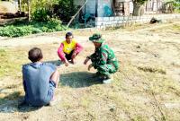 Salah satunya dilakukan Babinsa Desa Kesongo, Serka Lasmidi, yang secara intensif melaksanakan komunikasi sosial (komsos) sekaligus mensosialisasikan pelaksanaan TMMD kepada masyarakat di sela-sela aktivitas warga, Senin (20/7/2026).