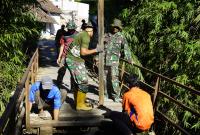 Langkah nyata pembukaan akses yang lebih aman, dan kokoh bagi warga pedesaan resmi dimulai. Satuan Tugas (Satgas) TNI Manunggal Membangun Desa (TMMD) ke- 129 Kodim 0813 Bojonegoro mulai membongkar jembatan lama di Dusun Mundu, Desa Kesongo, Kecamatan Kedungadem.