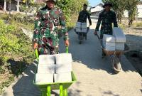 Salah seorang anggota Satgas TMMD, Prada Axhim Yonas M. Lekoli, mengatakan gerobak sorong memiliki peran yang sangat penting dalam mendukung mobilisasi material di area yang aksesnya terbatas.