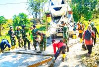 Pembangunan jalan cor beton sepanjang 550 meter dengan lebar 3 meter di Dusun Kedungpandan, Desa Kesongo, Kecamatan Kedungadem, kini memasuki tahap akhir dan segera dapat dimanfaatkan oleh masyarakat, Sabtu (25/7/2026).