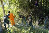 Melalui aksi gotong royong, personel Satgas TMMD bersama masyarakat melaksanakan kerja bakti membersihkan bantaran Sungai Kesongo di sekitar Jembatan Brang Etan, Desa Kesongo, Kecamatan Kedungadem, Minggu (26/7/2026).
