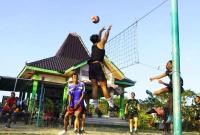 Suasana meriah terlihat di lapangan depan Balai Desa Kesongo, Kecamatan Kedungadem, Kamis (30/7/2026), saat turnamen bola voli antardusun berlangsung. Sorak sorai penonton mengiringi jalannya pertandingan yang diikuti tim-tim dari berbagai dusun di Desa Kesongo.