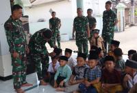Salah satu momen tersebut terlihat saat Komandan SSK Satgas TMMD ke-129, Lettu Ckm Purnomo, bersama Babinsa Desa Kesongo, Serka Lasmidi, menyempatkan diri berinteraksi dengan anak-anak sebelum melaksanakan ibadah salat, Minggu (2/8/2026).