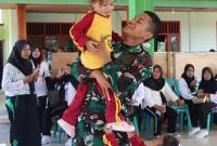 Bergandengan tangan dengan Babinsa Desa Kesongo, Serka Lasmidi, para personel Satgas TMMD menerjang terik musim kemarau untuk mendistribusikan air bersih langsung ke rumah-rumah warga di Dusun Krebet RT.013 RW.006, Desa Kesongo, Kecamatan Kedungadem, Kabupaten Bojonegoro, Selasa (4/8/2026).
