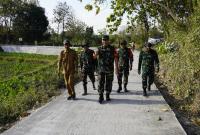 Dansatgas memeriksa satu per satu lokasi pembangunan yang tengah dikerjakan personel Satgas TMMD bersama masyarakat. Monitoring lapangan dilakukan sebagai bagian dari pengawasan agar seluruh program dapat diselesaikan tepat waktu dan memberikan manfaat maksimal bagi masyarakat.