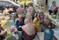 Melalui kegiatan nonfisik TMMD ke-129, para kader PKK dan masyarakat Desa Kesongo mendapatkan pelatihan pembuatan olahan keripik pisang yang digelar di Balai Desa Kesongo, Selasa (28/7/2026).