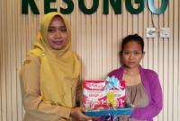 Petugas kesehatan bersama personel Satgas TMMD ke-129 Kodim 0813/Bojonegoro memberikan makanan tambahan (PMT) kepada balita dan ibu hamil di Desa Kesongo, Kecamatan Kedungadem, Kabupaten Bojonegoro, Senin (3/8/2026). Kegiatan ini menjadi bagian dari upaya bersama mempercepat pencegahan stunting dan meningkatkan kualitas kesehatan masyarakat. Foto: Deni Aripandi/Sumber TMMD Bojonegoro.