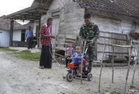 Di sela waktu istirahat usai bekerja, sejumlah personel Satgas TMMD terlihat meluangkan waktu bermain bersama anak-anak Desa Kesongo. Salah satu momen yang paling menyita perhatian adalah ketika seorang prajurit dengan sabar mendampingi balita yang sedang belajar mengayuh sepeda roda tiga di halaman rumah warga.