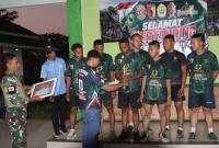 Jajaran Satgas TMMD ke-129 Kodim 0813 Bojonegoro bersama Pemerintah Desa Kesongo menyerahkan piala dan penghargaan kepada para pemenang Turnamen Bola Voli TMMD ke-129 di Desa Kesongo, Kecamatan Kedungadem, Kabupaten Bojonegoro, Sabtu (08/08/2026) malam. Foto: Deni Aripandi/Sumber TMMD Bojonegoro.
