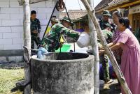 Di tengah menurunnya ketersediaan air bersih akibat musim kemarau, Satgas TMMD menyalurkan 11.000 liter air bersih kepada warga RT 013 RW 006 Dusun Krebet, Desa Kesongo, Kecamatan Kedungadem, Sabtu (25/7/2026).