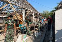 Komandan SST-1 Satgas TMMD ke-129 Kodim 0813 Bojonegoro, Letda Inf Adi Yuniarto, menjelaskan bahwa pembangunan RTLH merupakan salah satu bentuk kepedulian TNI dalam meningkatkan kualitas hidup masyarakat.