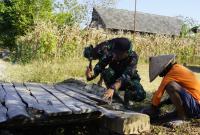 Setelah menyelesaikan pekerjaan utama TMMD, sejumlah prajurit menyempatkan diri membantu warga memperbaiki jembatan dan membersihkan pekarangan rumah di Dusun Kedungpandan, Desa Kesongo, Kecamatan Kedungadem, Kabupaten Bojonegoro, Sabtu (1/8/2026).