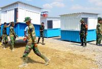 Personel Satgas TMMD ke-129 Kodim 0813/Bojonegoro bersama masyarakat saat memindahkan dan menempatkan enam unit booth container UMKM di Rest Area Terpadu Desa Kesongo, Kecamatan Kedungadem, Kabupaten Bojonegoro, Senin (10/8/2026). Foto: Deni Flamboyan/Sumber TMMD Bojonegoro