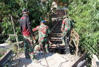 Pengerjaan infrastruktur vital ini dilakukan secara bahu-membahu dan penuh semangat gotong royong antara personel Satgas TMMD dengan masyarakat setempat.