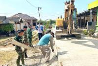 Aksi nyata tersebut merupakan bagian dari komitmen berkelanjutan TNI dalam mempercepat pembangunan infrastruktur pedesaan melalui Program TNI Manunggal Membangun Desa (TMMD) ke-129 Kodim 0813 Bojonegoro.