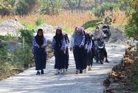 Siswa-siswi SDN Kesongo II berlatih gerak jalan di atas jalan rabat beton hasil program TMMD ke-129 Kodim 0813/Bojonegoro di Dusun Kedungpandan, Desa Kesongo, Kecamatan Kedungadem, Rabu (5/8/2026). Jalan sepanjang 550 meter tersebut kini dimanfaatkan masyarakat untuk berbagai aktivitas, termasuk latihan menyambut HUT ke-81 Kemerdekaan Republik Indonesia. Foto: Deni Aripandi/Sumber TMMD Bojonegoro.