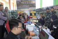 Dorong Adminduk Digital: Satgas TMMD ke-129 Kodim 0813 Bojonegoro bersama Dispendukcapil Kabupaten Bojonegoro memberikan sosialisasi dan pelayanan administrasi kependudukan kepada warga Desa Kesongo, Kecamatan Kedungadem, Kamis (6/8/2026). Warga dikenalkan dengan layanan Panah Srikandi dan Identitas Kependudukan Digital (IKD) untuk mempermudah akses pelayanan administrasi.