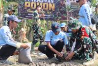 Satgas TMMD ke-129 Kodim 0813 Bojonegoro bersama Pemdes Kesongo, DLH, mahasiswa, dan masyarakat menanam bibit pohon dalam kegiatan penghijauan di Desa Kesongo, Kecamatan Kedungadem, Bojonegoro, Jumat (7/8/2026).
