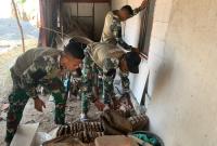 Anggota Satgas TMMD ke-129 Kodim 0813 Bojonegoro melakukan pekerjaan finishing dan membersihkan sisa material pembangunan RTLH milik Ibu Wagini di Dusun Krisik, Desa Kesongo, Kecamatan Kedungadem, Kabupaten Bojonegoro, Minggu (09/08/2026). Foto: Deni Aripandi/Sumber TMMD Bojonegoro.