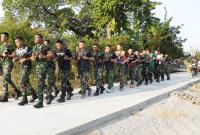 Salah satu upaya yang dilakukan adalah menggelar pembinaan fisik (Binsik) berupa lari sore di jalan cor beton yang telah selesai dibangun di Dusun Kedungpandan, Desa Kesongo, Kecamatan Kedungadem, Minggu (26/7/2026).