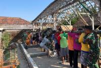 Semangat gotong royong kembali menjadi pemandangan yang menghangatkan hati dalam pelaksanaan Program TNI Manunggal Membangun Desa (TMMD) ke-129 Kodim 0813/Bojonegoro di Desa Kesongo, Kecamatan Kedungadem, Minggu (19/7/2026).