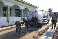 Anggota Satgas TMMD ke-129 Kodim 0813 Bojonegoro melakukan penyiraman atau curing jalan cor di Dusun Krebet, Desa Kesongo, Kecamatan Kedungadem, Kabupaten Bojonegoro, Minggu (09/08/2026). Foto: Deni Ari Pandi/Sumber: TMMD Bojonegoro.
