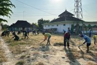 Dipimpin Komandan SSK Satgas TMMD, Lettu Ckm Purnomo, serta didampingi Babinsa Desa Kesongo, Serka Lasmidi, para prajurit bergotong royong bersama warga membersihkan ruang utama masjid, halaman, hingga lingkungan sekitarnya agar lebih bersih, rapi, dan nyaman digunakan beribadah.