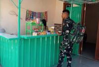 Kehangatan interaksi tersebut terpancar pada Sabtu (25/7/2026), saat salah satu personel Satgas TMMD, Praka Andi Aprianto, menyempatkan diri singgah di kios milik Mbak Ika untuk membeli minuman dan makanan ringan.