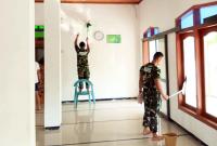Sejak pagi, prajurit TNI dan masyarakat bergotong royong membersihkan area tempat ibadah, mulai dari menyapu halaman, membersihkan ruang salat dan tempat wudu, merapikan lingkungan sekitar, hingga mengangkut sampah yang berada di sekitar masjid.