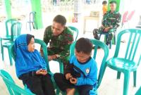 Suasana hangat dan penuh tawa mewarnai sela-sela kegiatan TMMD di Desa Kesongo, Kecamatan Kedungadem, Kabupaten Bojonegoro, Selasa (28/7/2026).