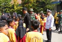 Di sela-sela rangkaian kegiatan TMMD, prajurit TNI menyempatkan berinteraksi dengan siswa-siswi SDN Kesongo I, Desa Kesongo, Kecamatan Kedungadem, Rabu (15/7/2026).