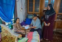 Kepala Desa (Kades) Suka Maju, Sutarto saat menyalurkan BLT-DD dengan cara door to door rumah Keluarga Penerima Manfaat (KPM), Rabu (17/6/2026). (Oye/PenaRafflesia.Com)