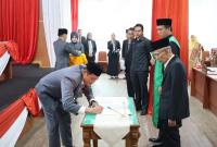 Pengambilan sumpah janji Ahmad Syarkawi sebagai anggota DPRD Bengkulu Tengah sisa masa jabatan 2024–2029 di ruang rapat paripurna, Senin (4/5/2026).
