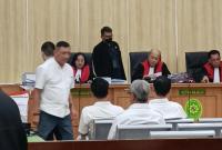 Terdakwa Beby Hussy menyerahkan nota pembelaan pribadinya kepada majelis hakim Pengadilan Tipikor, Rabu (29/4/2026). (Agung/PenaRafflesia.Com)