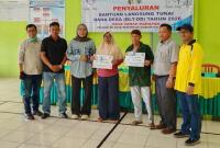 Pemerintah Desa Tanah Harapan menyalurkan BLT-DD kepada KPM untuk jatah bulan Juni di Kantor Desa, Jum'at (19/6/2026). (Oye/PenaRafflesia.Com)