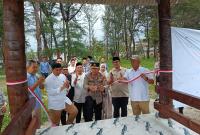Pembangunan gazebo di kawasan wisata Pantai Panjang Bengkulu, Selasa (10/3/2026)