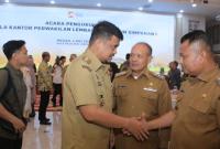 Gubernur Sumut Muhammad Bobby Afif Nasution mengukuhkan Kepala Kantor Perwakilan LPS I Wilayah Sumut, Senin 4/5/2026