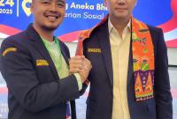 Ketua Karang Taruna Provinsi Bengkulu, Puja Kesuma berbincang dan bersalaman dengan Ketum PNKT,  Budi Satrio Djiwandono. (IST/PenaRafflesia.Com)